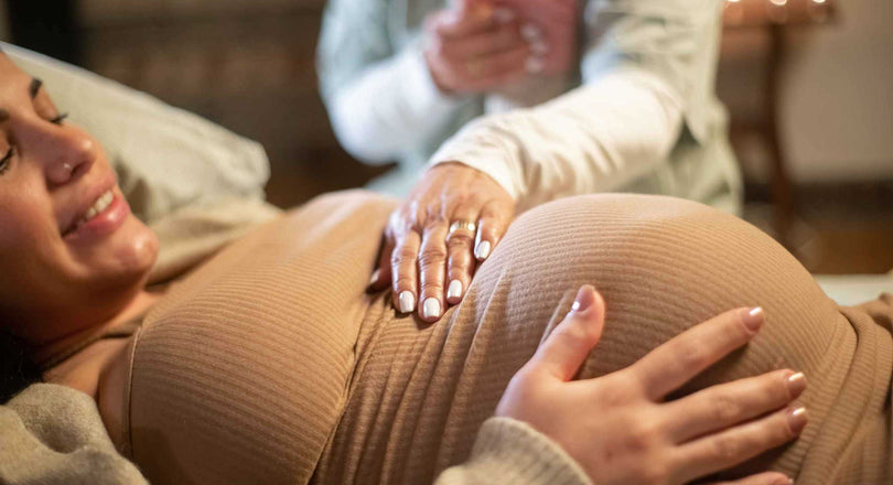 Schwangere Frau und ihre Hebamme, die sie begleitet