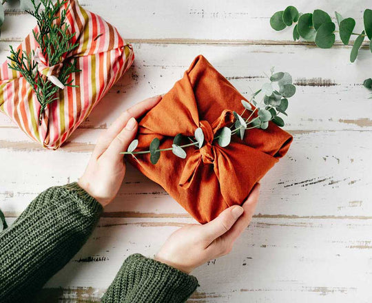 Geschenk, verpackt in Naturmaterialien wie Jute und Baumwolle