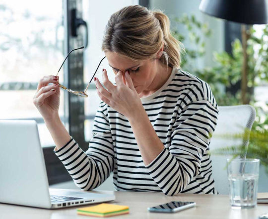 Frau sitzt vor dem Laptop und sieht gestresst aus