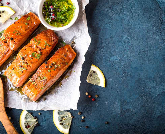 Lachs mit Gewürzen und Zitronenscheiben angerichtet