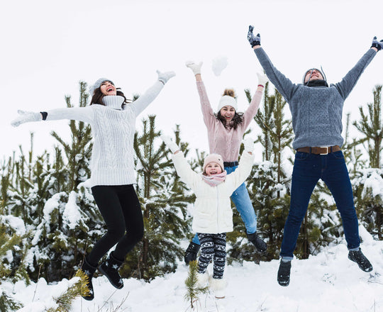 Familie springt im Schnee