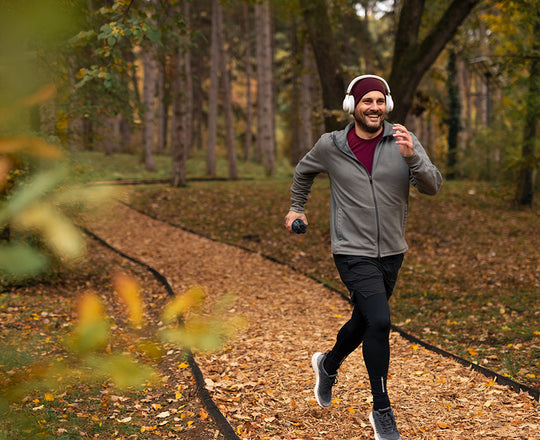 Mann joggt durch den herbstlichen Wald