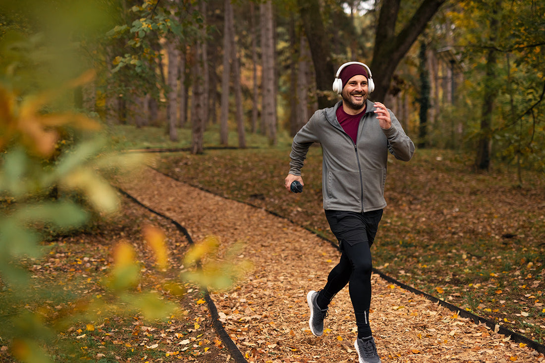 Mann joggt durch den herbstlichen Wald