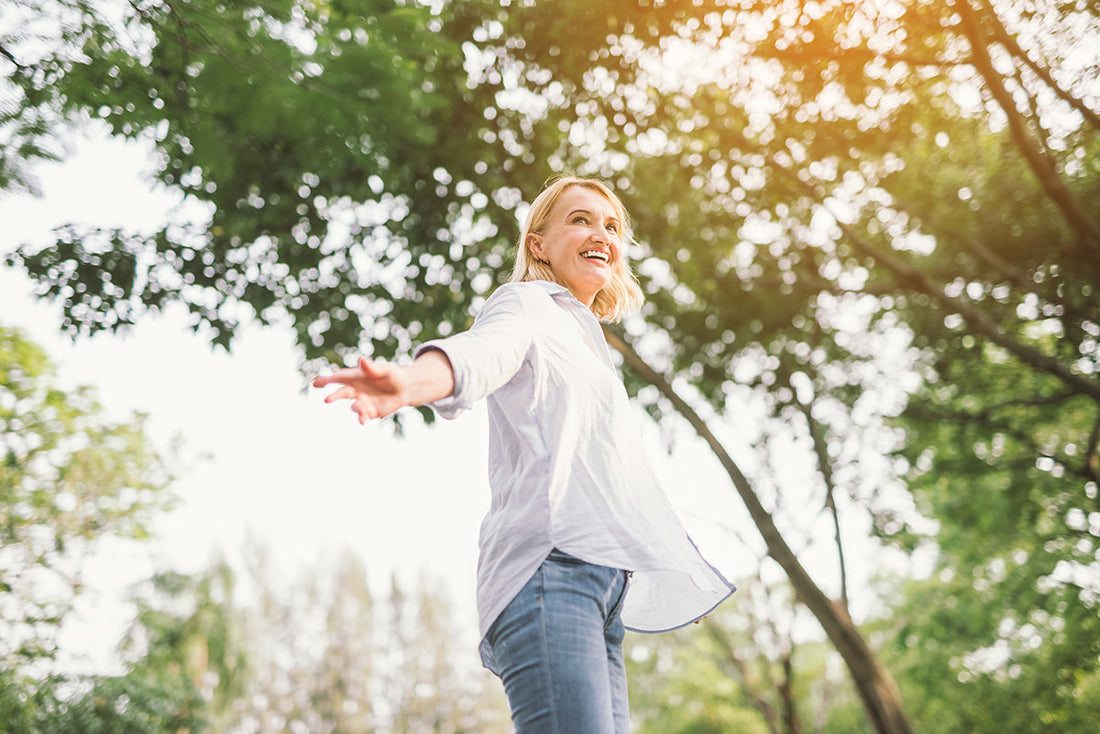 Lachende Frau in der Natur