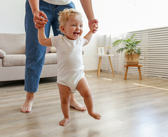 Kleinkind macht die ersten Schritte