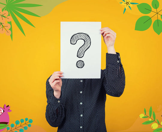 Mann hält ein Blatt Papier mit einem Fragezeichen vor seinem Gesicht