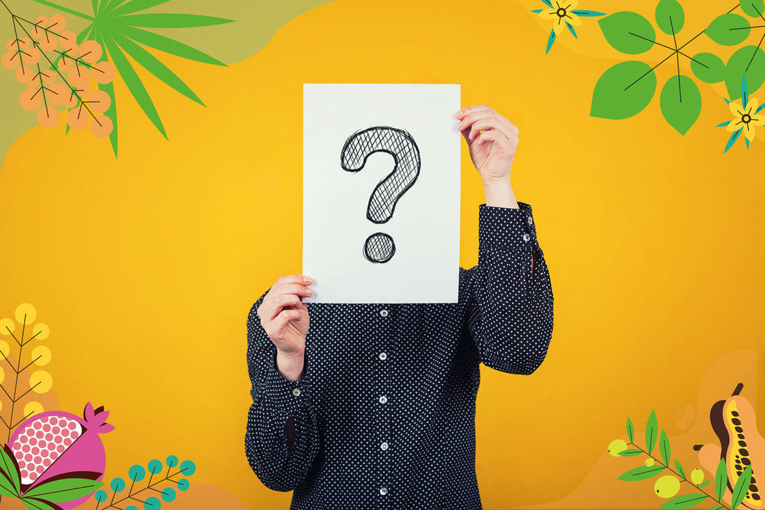 Mann hält ein Blatt Papier mit einem Fragezeichen vor seinem Gesicht