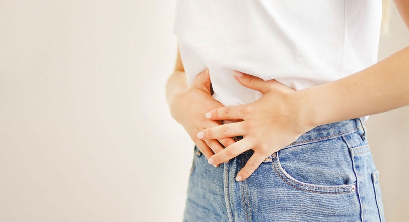 Frau hält sich den Bauch
