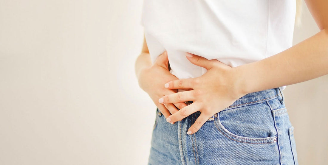 Frau hält sich den Bauch