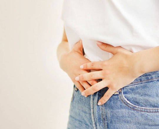 Frau hält sich den Bauch