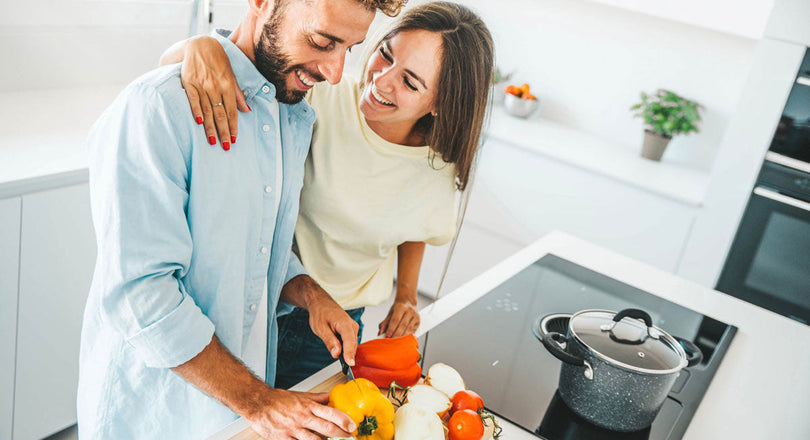 Frau und Mann kochen zusammen in einer Küche