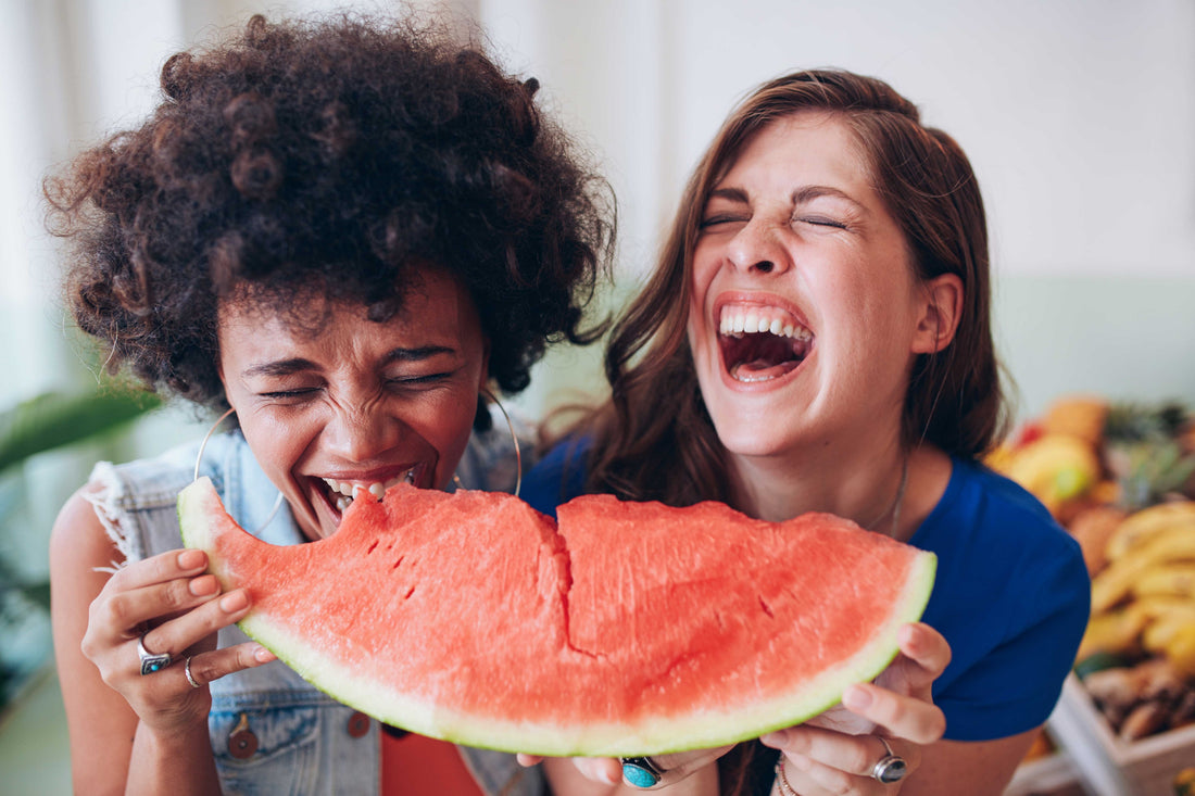 Zwei Frauen mit einer Wassermelone
