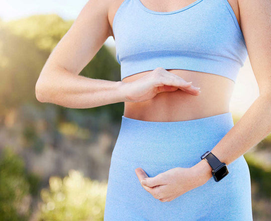 Frau hält ihre Hände schützend vor ihren Bauch