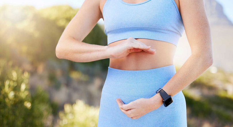 Frau hält ihre Hände schützend vor ihren Bauch