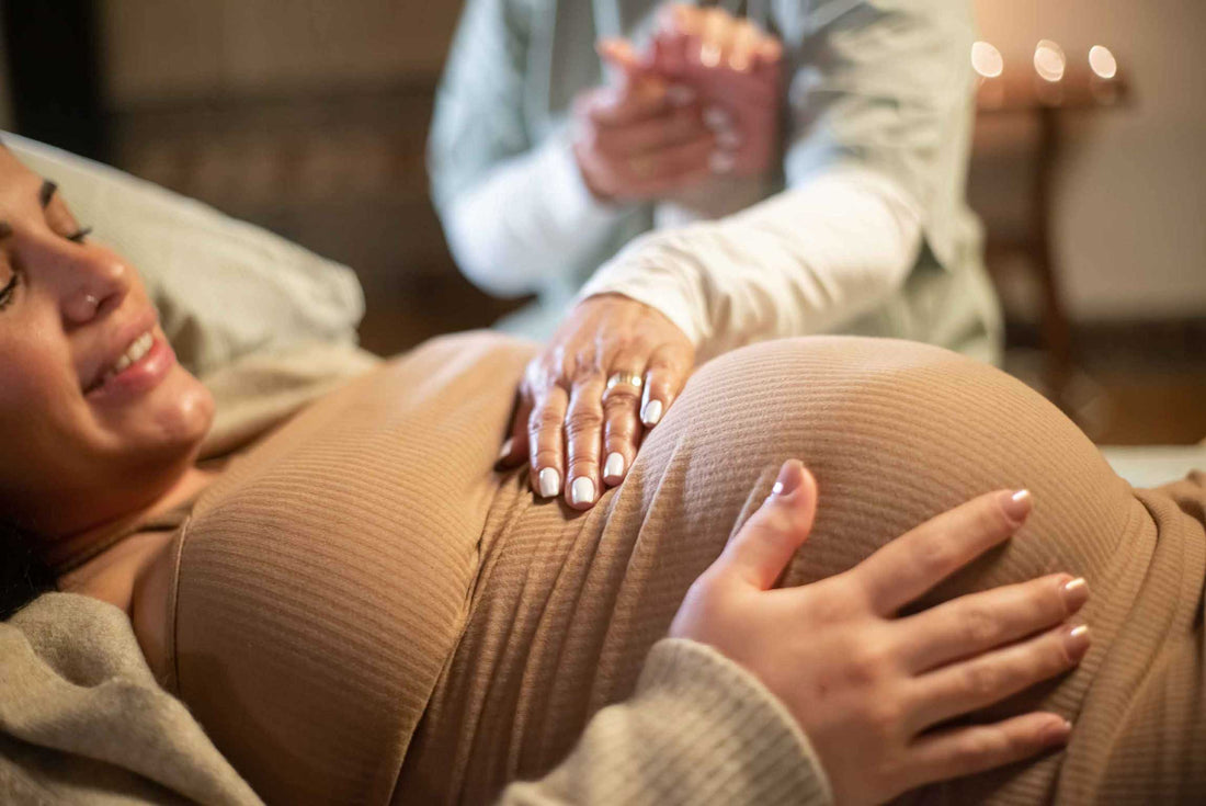 Schwangere Frau und ihre Hebamme, die sie begleitet