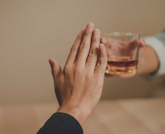 Person sagt deutlich nein zu Alkohol