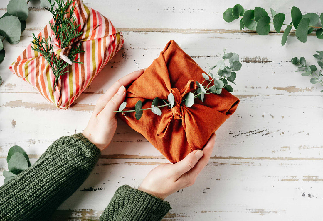 Nachhaltig verpacktes Weihnachtsgeschenk