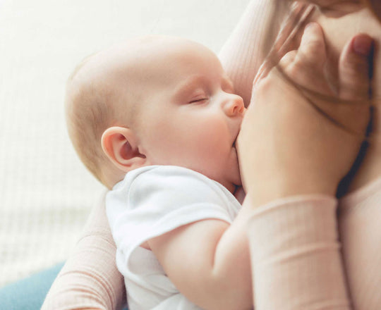 Mama stillt ihr Baby