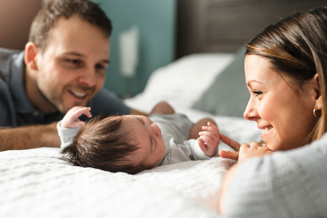 Mama und Papa mit dem Baby