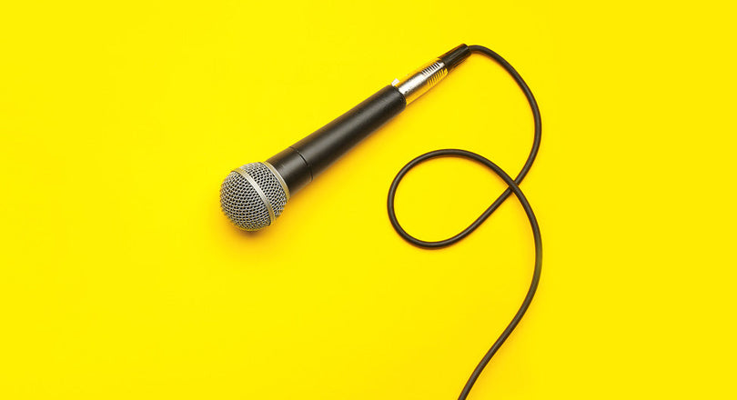 Mikrofon auf gelbem Hintergrund