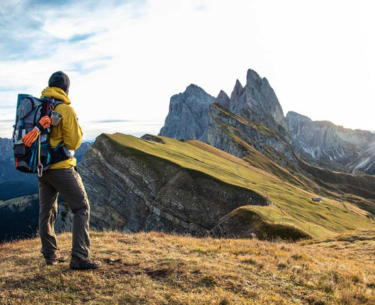 Mann wandert im Herbst in einer schönen Berglandschaft