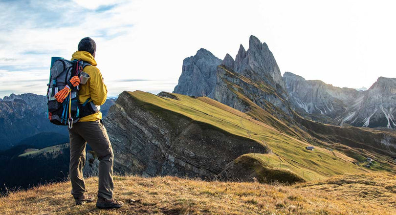 Mann wandert im Herbst in einer schönen Berglandschaft