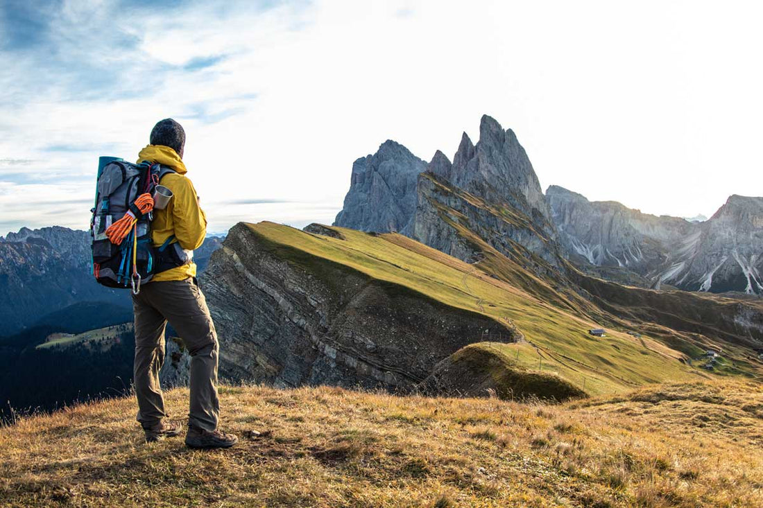 Mann wandert im Herbst in einer schönen Berglandschaft