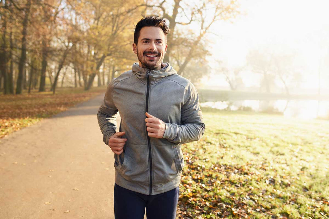 Mann läuft durch einen herbstlichen Wald