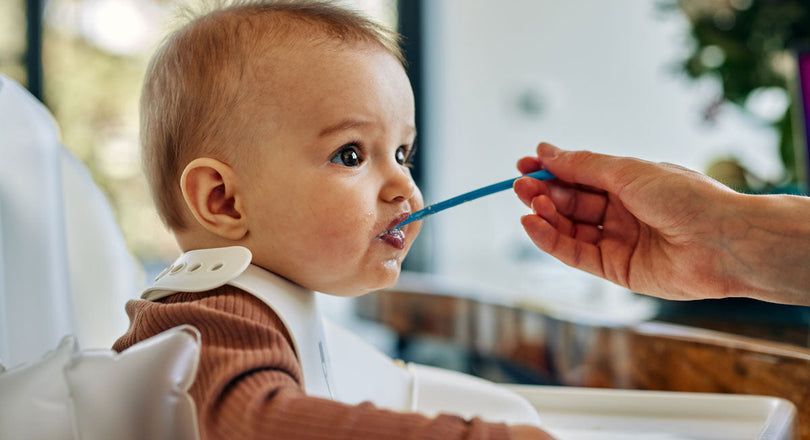 Baby wird mit einem Löffel gefüttert