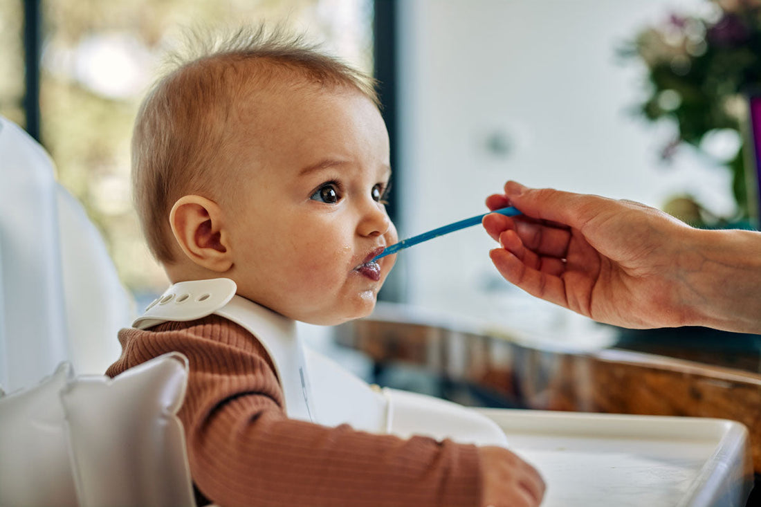 Baby wird mit einem Löffel gefüttert