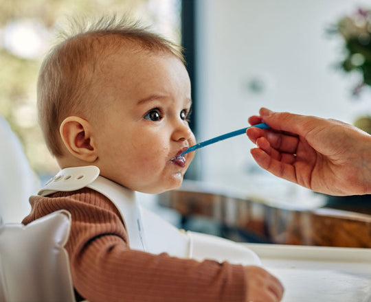 Baby wird mit einem Löffel gefüttert