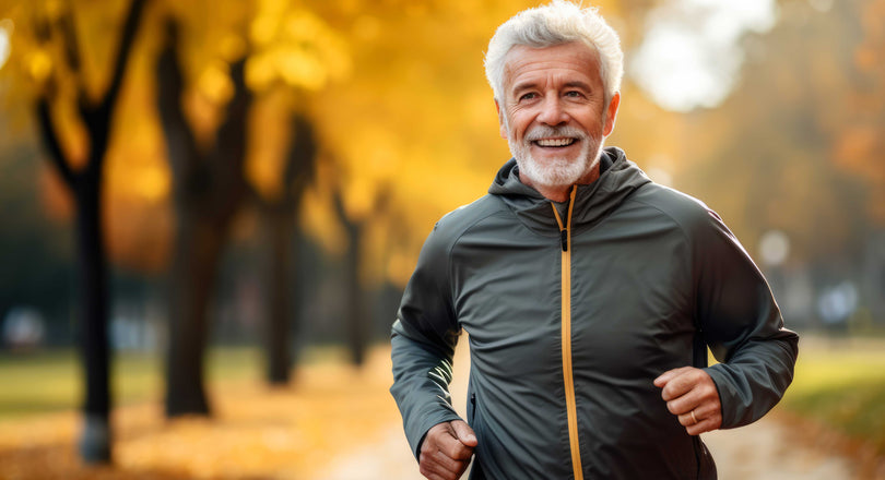 Mann beim Laufen im Herbst