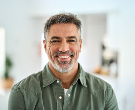 Mann lächelt direkt in die Kamera