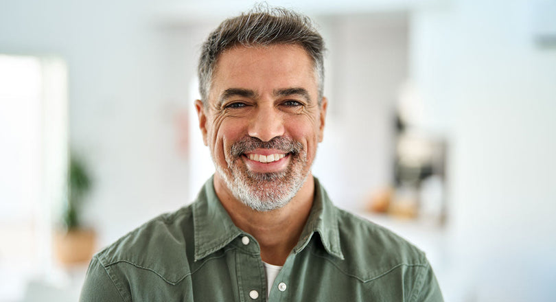 Mann lächelt direkt in die Kamera