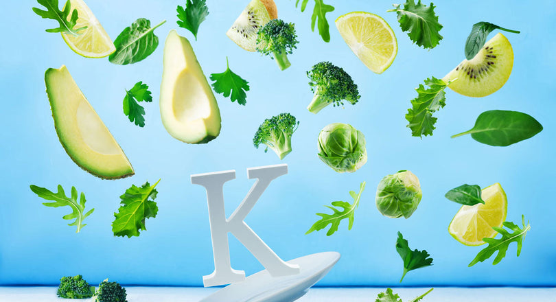 Der Buchstabe K zusammen mit Avocado, Brokkoli, Kiwi und Salat abgebildet