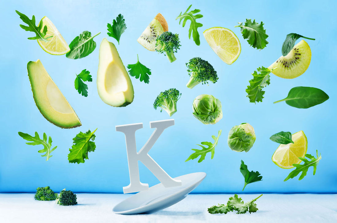 Der Buchstabe K zusammen mit Avocado, Brokkoli, Kiwi und Salat abgebildet