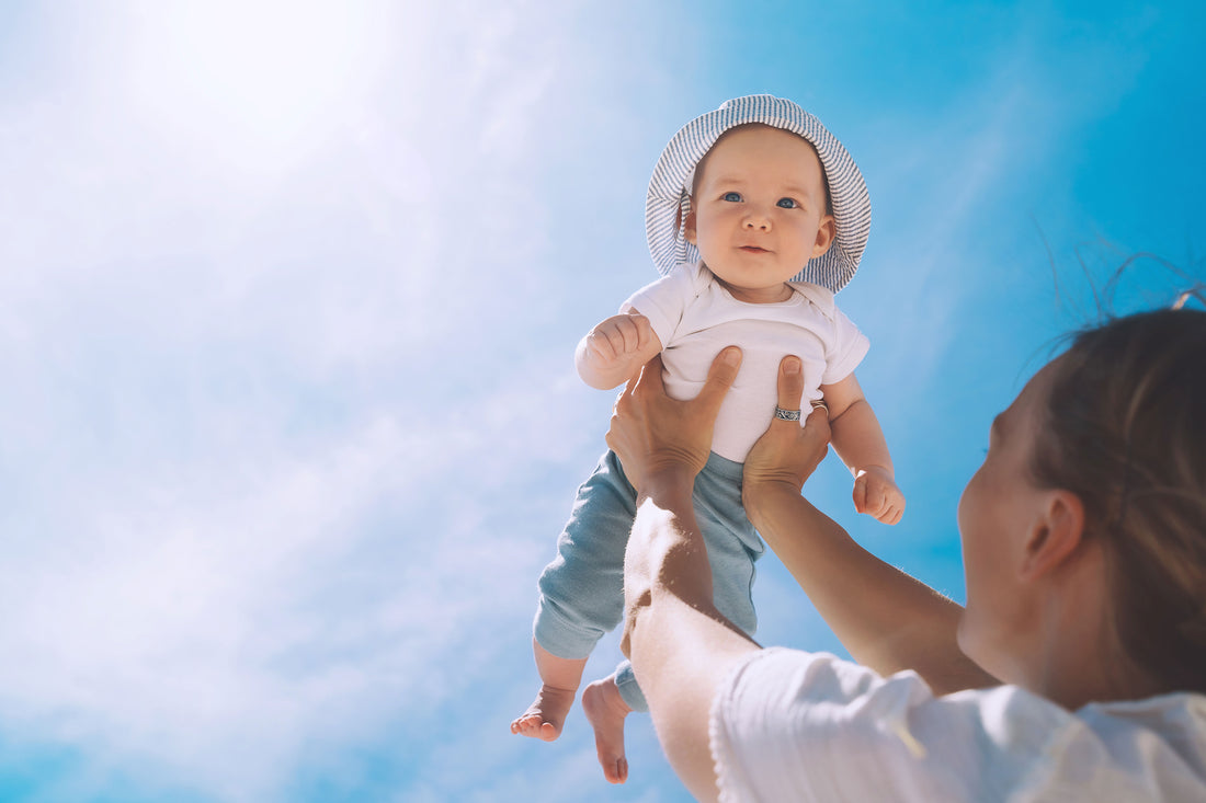 Mama hält ihr Baby hoch