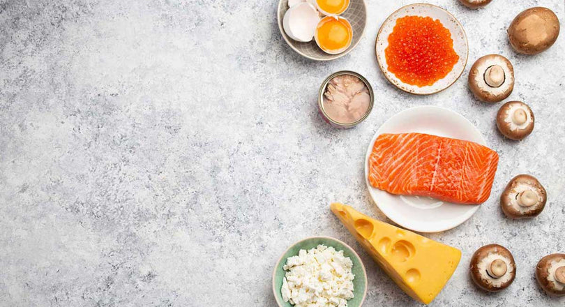 Lachs, Käse, Champignons und Eier auf einem grauen Untergrund