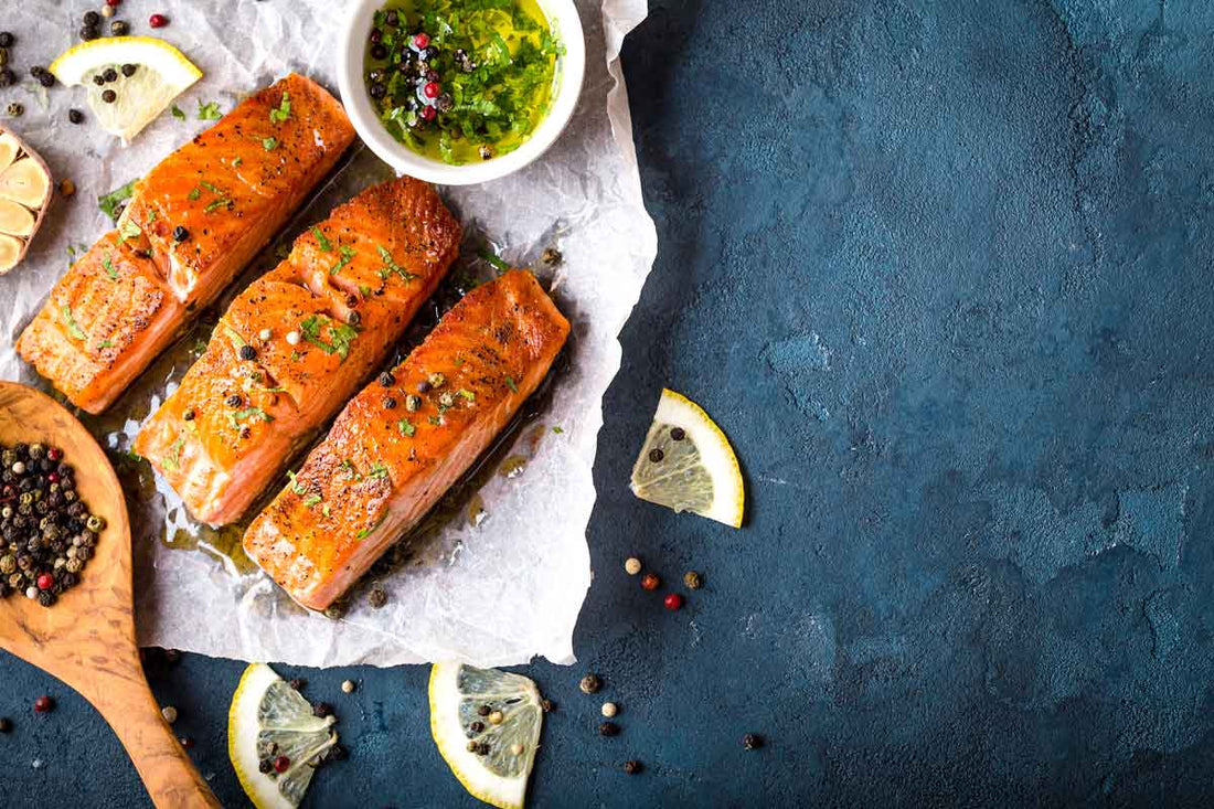 Lachs mit Gewürzen und Zitronenscheiben angerichtet