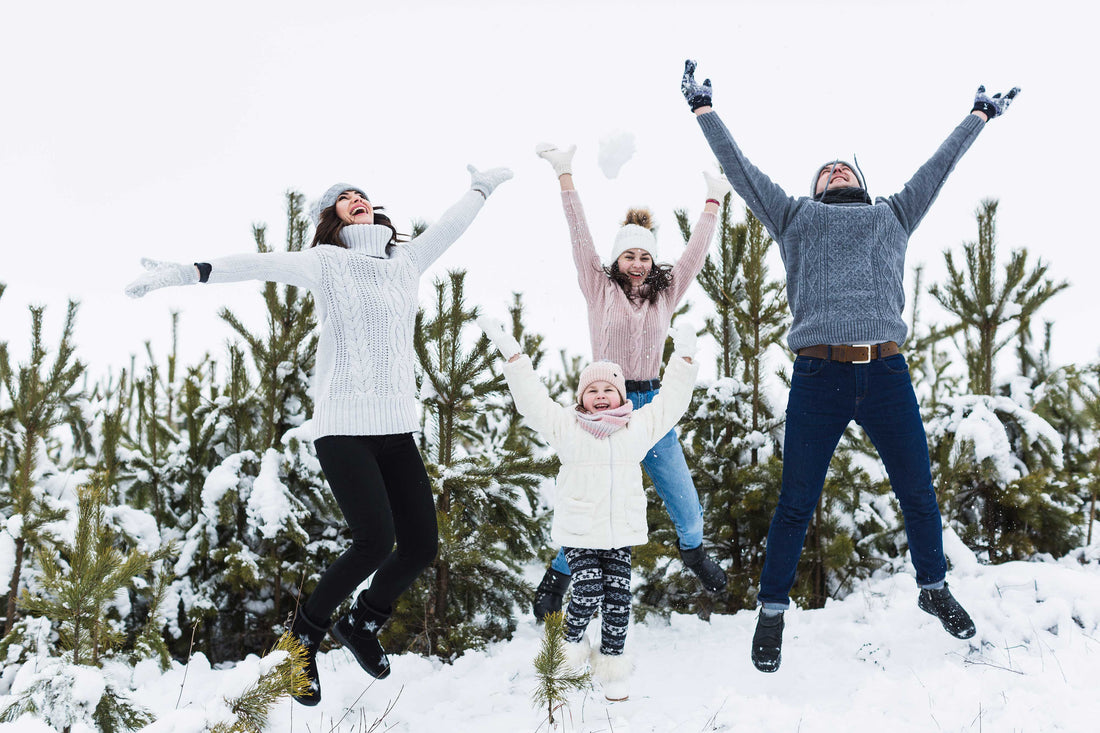 Familie springt im Schnee