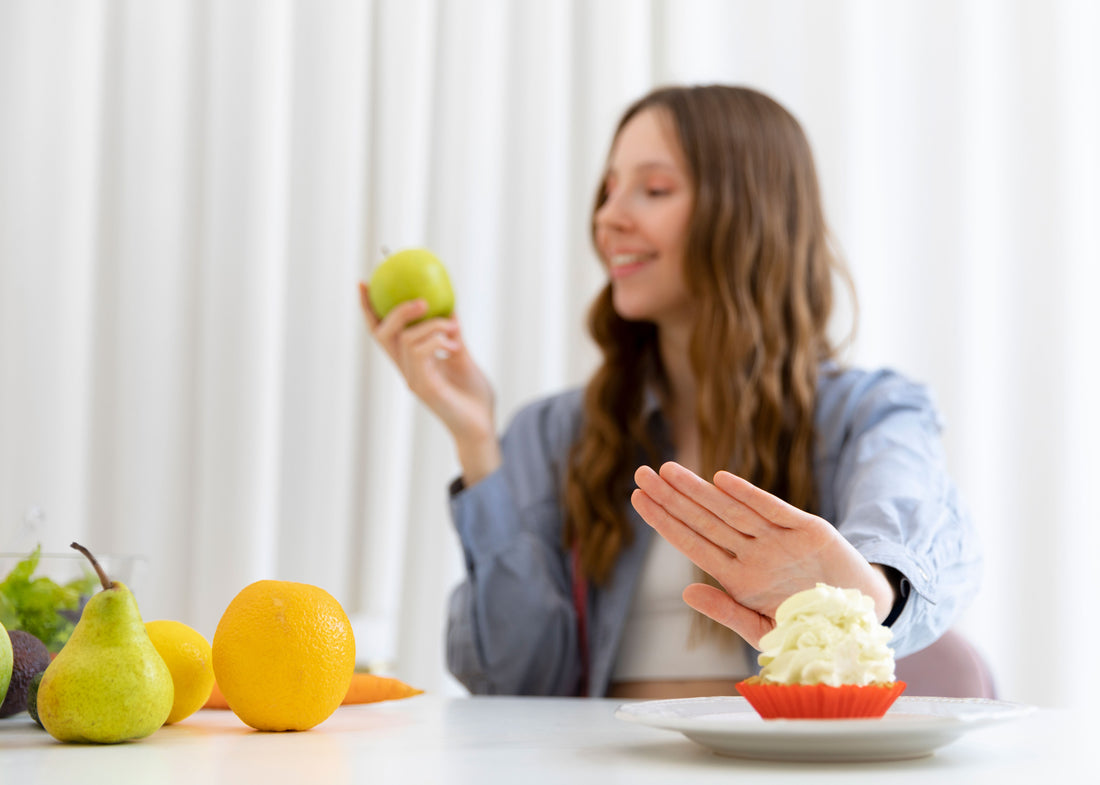 Frau entscheidet sich für einen Apfel